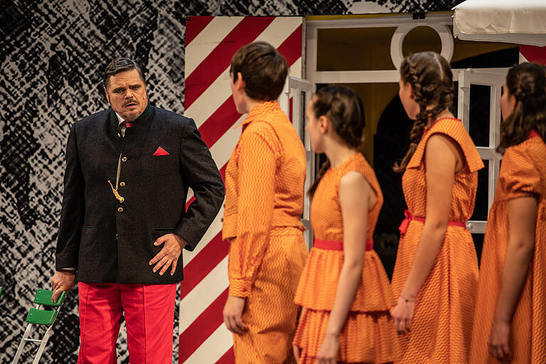 Kapitän Georg von Trapp (Michael Jeske) erkennt seine Kinder nicht mehr. Kapitän Georg von Trapp (Michael Jeske) erkennt seine Kinder nicht mehr.