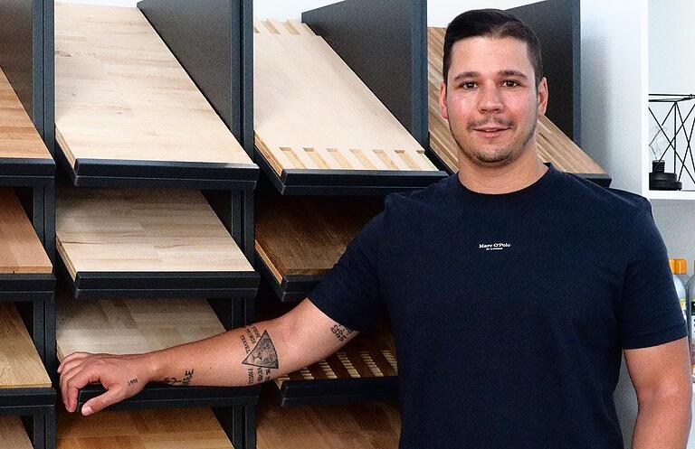 Seine Beschäftigten sind 'total zufrieden' mit der Vier-Tage-Woche: Geschäftsführer Franz Döring vom Fußboden-Spezialisten Hannweber Flooring in Dettelbach (Lkr. Kitzingen). Seine Beschäftigten sind 'total zufrieden' mit der Vier-Tage-Woche: Geschäftsführer Franz Döring vom Fußboden-Spezialisten Hannweber Flooring in Dettelbach (Lkr. Kitzingen).