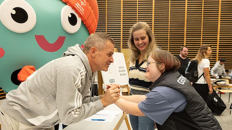 Einkleidung der Special Olympics-Athleten - Tobias Angerer (l) hat als Special Olympics-Botschafter die Einkleidung der Athleten begleitet. Einkleidung der Special Olympics-Athleten - Tobias Angerer (l) hat als Special Olympics-Botschafter die Einkleidung der Athleten begleitet.