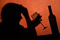 Eine Frau trinkt ein Glas Wein       -  Ein Alkoholproblem ist auch meist ein Problem für das persönliche Umfeld. Wer sich Sorgen macht, sollte aber lieber keinen Druck auf Betroffene ausüben.