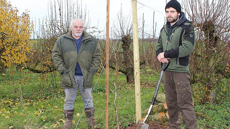 Elmar Sührer, der Verbandsvorsitzende der Obstanlage Erlenbach (links), setzt große Hoffnungen in den neuen Obstwart Sven Reinhart. Dieser hat bereits den ersten neuen Birnbaum auf der Anlage gepflanzt. Elmar Sührer, der Verbandsvorsitzende der Obstanlage Erlenbach (links), setzt große Hoffnungen in den neuen Obstwart Sven Reinhart. Dieser hat bereits den ersten neuen Birnbaum auf der Anlage gepflanzt.