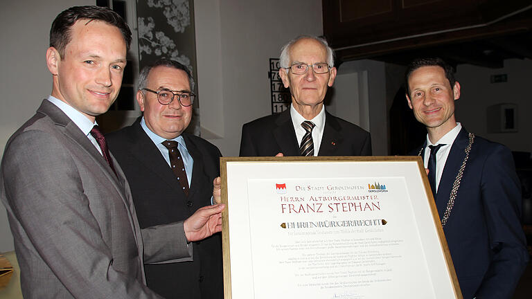 Im evangelischen Gemeindezentrum verlieht die Stadt Gerolzhofen in Person von Bürgermeister Thorsten Wozniak die Ehrenbürgerschaft an den früheren Bürgermeister und VG-Vorsitzenden sowie späteren Direktor des Caritasverbandes der Diözese Würzburg,  Franz Stephan. Er ist erst die siebte Persönlichkeit, der nach dem Krieg diese hohe Ehre zuteil wurde.
