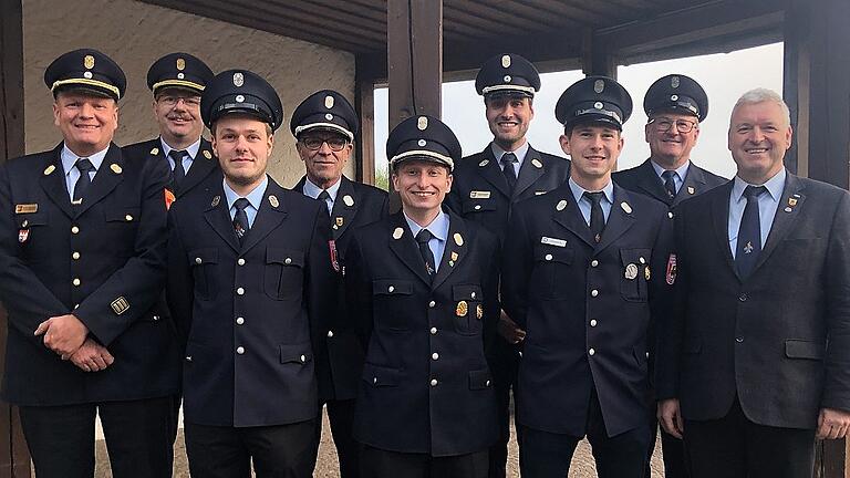 Die neue Führung der Freiwilligen Feuerwehr Ebern mit von links Kreisbrandinspektor Thomas Habermann, Kreisbrandrat Ralf Dressel, stellvertretender Kommandant Daniel Genslein, der scheidende Kommandant Michael Wüstenberg, Kommandant David Pfeufer, Kreisbrandmeister Jonas Ludewig, stellvertretender Kommandant Nico Sonnefeld, Feuerwehrreferent des Stadtrates Dieter Gerstenkorn und Bürgermeister Jürgen Hennemann. Die neue Führung der Freiwilligen Feuerwehr Ebern mit von links Kreisbrandinspektor Thomas Habermann, Kreisbrandrat Ralf Dressel, stellvertretender Kommandant Daniel Genslein, der scheidende Kommandant Michael Wüstenberg, Kommandant David Pfeufer, Kreisbrandmeister Jonas Ludewig, stellvertretender Kommandant Nico Sonnefeld, Feuerwehrreferent des Stadtrates Dieter Gerstenkorn und Bürgermeister Jürgen Hennemann.