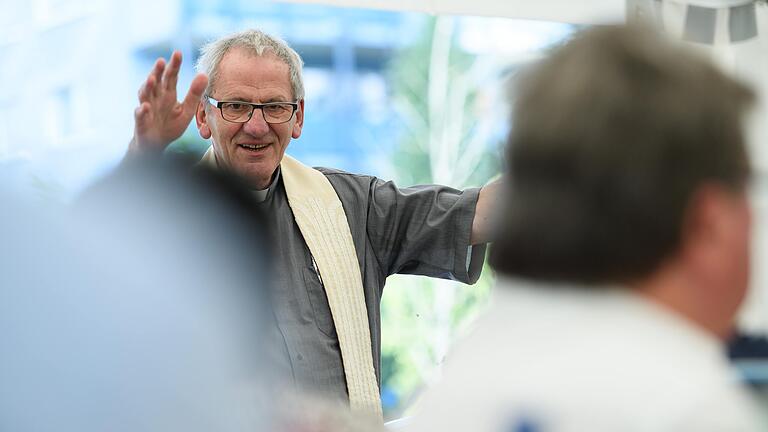 Theologisch wie künstlerisch streitbar: Jürgen Lenssen 2018 bei einer Einweihung. Theologisch wie künstlerisch streitbar: Jürgen Lenssen 2018 bei einer Einweihung.