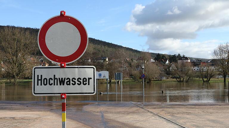 Die Hochwasserwelle schwappt von Norden quasi durch die Region. Auch am Main (im Bild die Mainlände in Lohr im Landkreis Main-Spessart) gibt es nach wie vor Überschwemmungen. Die Hochwasserwelle schwappt von Norden quasi durch die Region. Auch am Main (im Bild die Mainlände in Lohr im Landkreis Main-Spessart) gibt es nach wie vor Überschwemmungen.