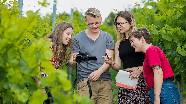 Drei Volontärinnen und und ein Volontär im Weinberg. Sie werden derzeit mit acht weiteren jungen Kolleginnen und Kollegen in der Redaktion journalistisch ausgebildet. Von links Tabea Goppelt, Aurelian Völker, Désirée Schneider und Maria Faiß, die inzwischen Redakteurin ist. Drei Volontärinnen und und ein Volontär im Weinberg. Sie werden derzeit mit acht weiteren jungen Kolleginnen und Kollegen in der Redaktion journalistisch ausgebildet. Von links Tabea Goppelt, Aurelian Völker, Désirée Schneider und Maria Faiß, die inzwischen Redakteurin ist.