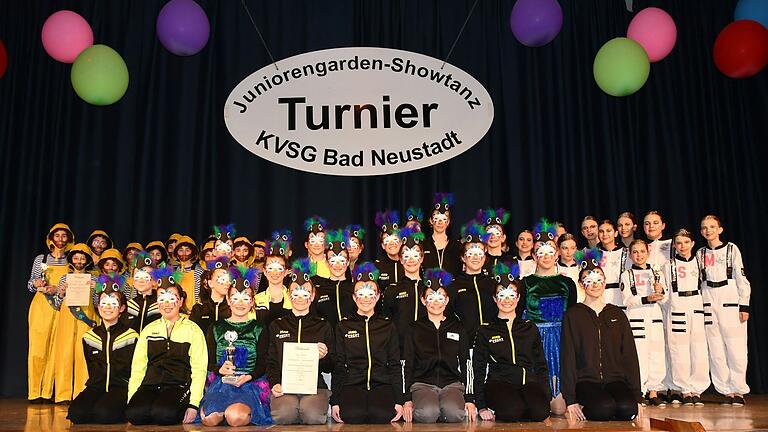 Das Juniorengarde-Turnier gewann die Hollstädter Tanzsportgruppe (Bild Mitte). Zweiter wurde der Zellinger Fasenachtsverein (rechts) und über den dritten Platz freuten sich die Tänzerinnen der Sälzer Gröpf (links). Das Juniorengarde-Turnier gewann die Hollstädter Tanzsportgruppe (Bild Mitte). Zweiter wurde der Zellinger Fasenachtsverein (rechts) und über den dritten Platz freuten sich die Tänzerinnen der Sälzer Gröpf (links).