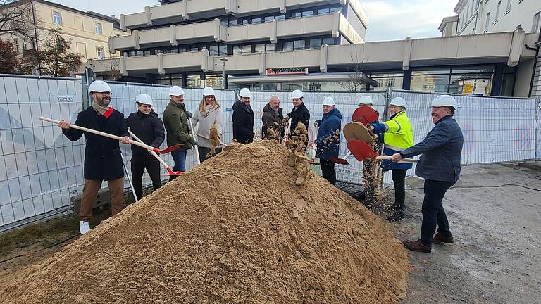 Alle Beteiligten versammelten sich zum symbolischen Spatenstich für das Sonnenhof-Hotel in Bad Kissingen auf der Baustelle. - Alle Beteiligten versammelten sich zum symbolischen Spatenstich für das Sonnenhof-Hotel in Bad Kissingen auf der Baustelle. Alle Beteiligten versammelten sich zum symbolischen Spatenstich für das Sonnenhof-Hotel in Bad Kissingen auf der Baustelle. - Alle Beteiligten versammelten sich zum symbolischen Spatenstich für das Sonnenhof-Hotel in Bad Kissingen auf der Baustelle.