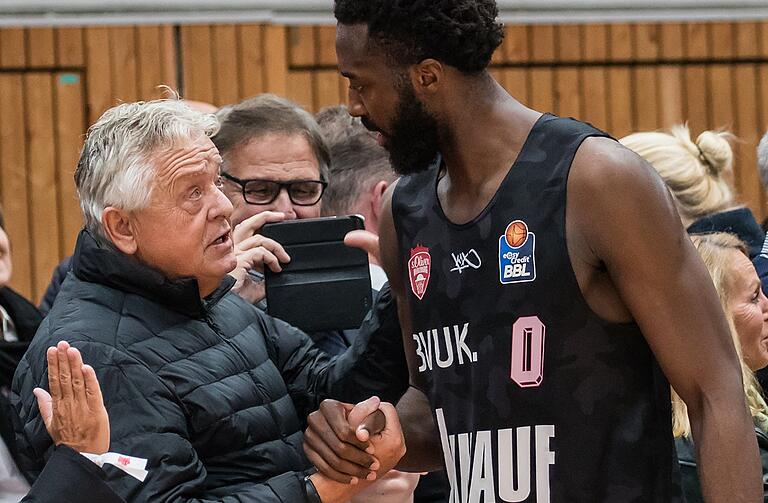 s.Oliver-Gründer Bernd Freier (links) ist selten in der Öffentlichkeit zu sehen. Wenn, dann meistens bei den Spielen der Würzburger Bundesliga-Basketballer, deren Team den Namen von Freiers Unternehmen trägt. Unser Bild vom Oktober 2018 zeigt Freier mit dem mittlerweile abgewanderten Spieler Gabriel Olaseni. s.Oliver-Gründer Bernd Freier (links) ist selten in der Öffentlichkeit zu sehen. Wenn, dann meistens bei den Spielen der Würzburger Bundesliga-Basketballer, deren Team den Namen von Freiers Unternehmen trägt. Unser Bild vom Oktober 2018 zeigt Freier mit dem mittlerweile abgewanderten Spieler Gabriel Olaseni.