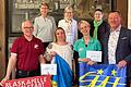 Robert Schmitt (Leiter der Blaskapelle Giebelstadt-Sulzdorf), Olga Skopets (Organisatorin von Hilfstransporten in die Ukraine), Astrid Eitschberger (Dirigentin des Collegium Musicum Iuvenale Ochsenfurt), Peter Juks (Bürgermeister der Stadt Ochsenfurt); hintere Reihe: Renate Glauth und Fabienne Wanderer (stellvertretend für alle Klassenlehrerinnen der 2. Klassen der Grundschule Ochsenfurt), Sigrid Schäfer (Leiterin der Gruppe „Veehnklang im Liederkranz“) bei der Spendenübergabe. Nicht mit auf dem Bild ist André Mabiala, erster Vorstand von Mbonda Lokito Kongo/Konshasa Kinderhilfe e.V.