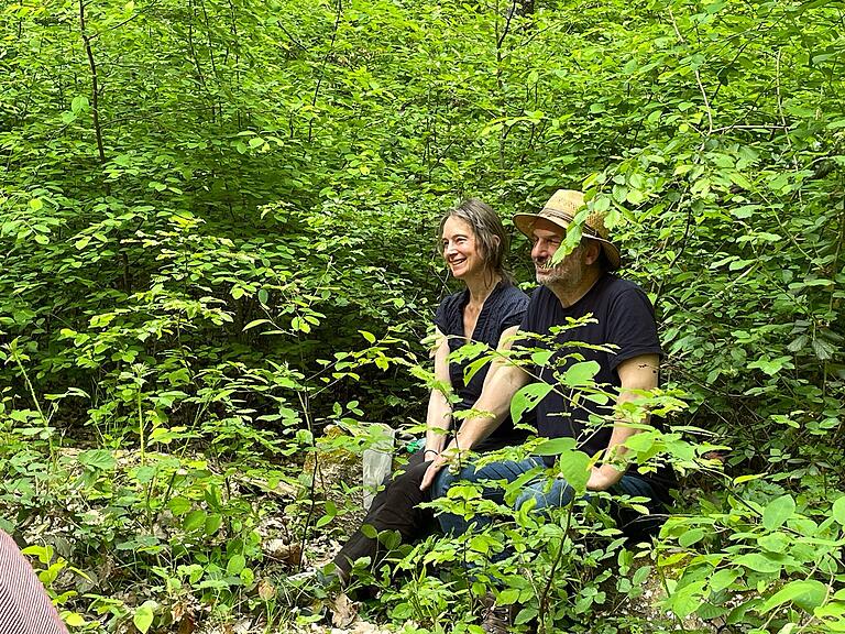 Traute Zweisamkeit auf einem Baumstamm, bei harmonischer Musik, im Wald unter Bäumen, umrahmt von Vogelgezwitscher: Thomas Friedrich und Daniela Berninger aus Jesserndorf.