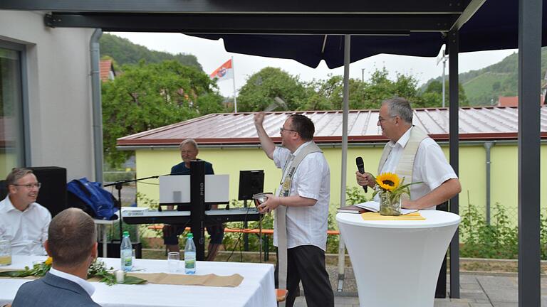 Pfarrer Norbert Wahler und  Robert Augustin segneten das neue Dorfgemeinschaftshaus.       -  Pfarrer Norbert Wahler und  Robert Augustin segneten das neue Dorfgemeinschaftshaus.