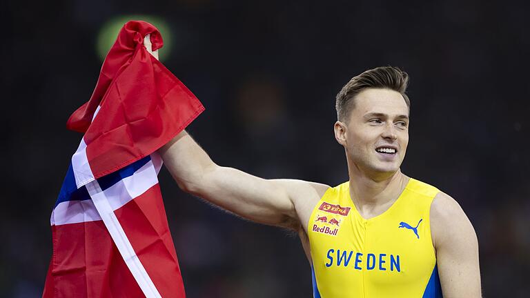 Diamond League - Schweiz       -  Norwegens Hürden-Star Warholm musste nach seiner 100-Meter-Niederlage gegen Schwedens Stabhochspringer ein schwedisches Trikot anziehen.