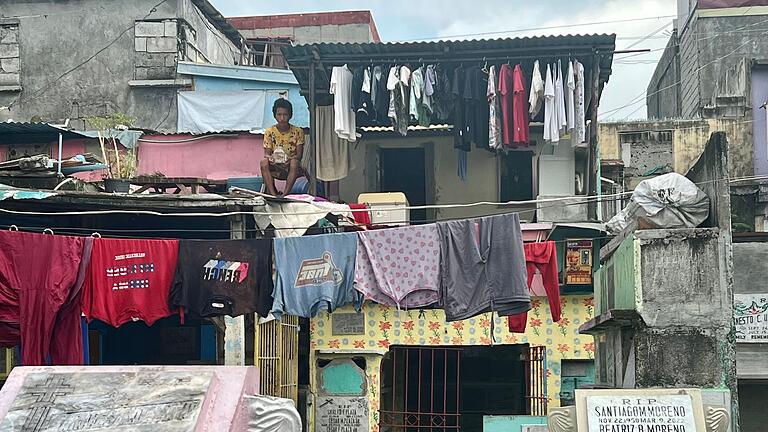 Manila North Cemetery - Der Friedhof-Slum von Manila - Wäscheleinen über Gräbern - ein normales Bild auf diesem Friedhof. Manila North Cemetery - Der Friedhof-Slum von Manila - Wäscheleinen über Gräbern - ein normales Bild auf diesem Friedhof.