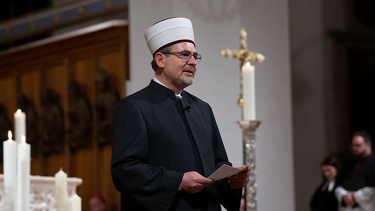 Nach dem Anschlag in München - Gottesdienst       -  Der Imam Benjamin Idriz beim Gedenkgottesdienst in der Münchner Frauenkirche