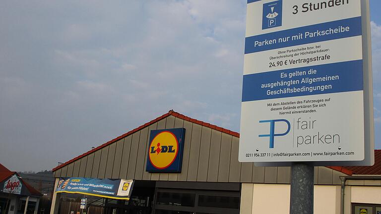 Der Parkplatz vor Lidl, Kik, Deichmann und anderen Einzelhändlern auf dem Karlstadter Siligmüllergelände wird seit Ende März von der Firma 'fair parken' betreut. Ohne Parkscheibe, länger als drei Stunden oder außerhalb der Markierungen zur parken kostet Ertappte fast 25 Euro.