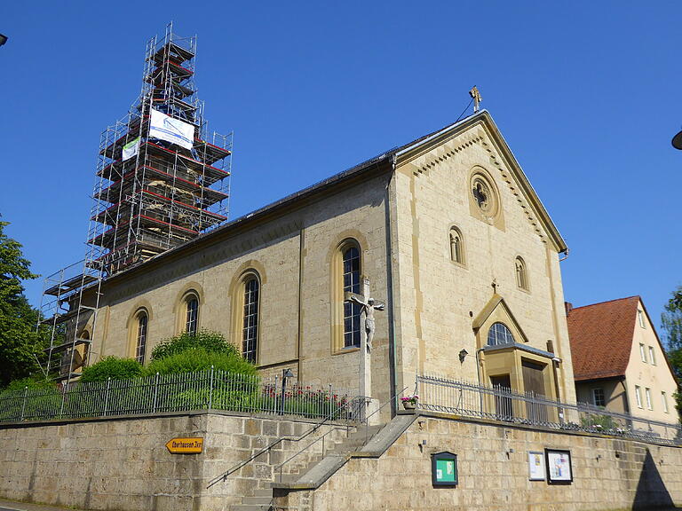 Eingerüstet zeigt sich der Riedenheimer Kirchenturm, der derzeit umfassend renoviert wird. Eingerüstet zeigt sich der Riedenheimer Kirchenturm, der derzeit umfassend renoviert wird.