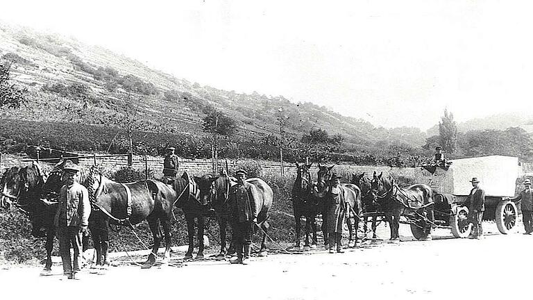 Acht Pferde zogen vor 100 Jahren diesen Steinkoloss der Zeiler Firma Wolf &amp; Barth zur Verladestation am Güterbahnhof.