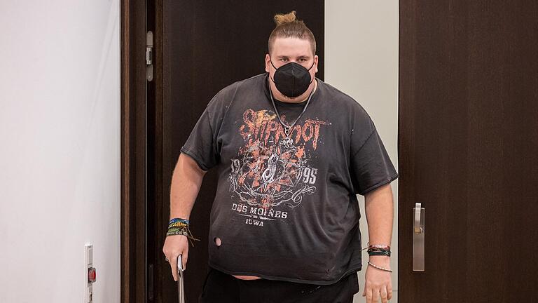 Der Youtuber 'Drachenlord' im Oktober 2021 im Strafjustizzentrums des Landgerichts Nürnberg-Fürth. Der Youtuber 'Drachenlord' im Oktober 2021 im Strafjustizzentrums des Landgerichts Nürnberg-Fürth. 