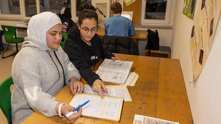 Shahad geht täglich in die Hausaufgabenbetreuung im Jugendtreff kom,ma. Die 13-Jährige schätzt die individuelle Unterstützung, die sie von ihrer Betreuerin Destiny erhält.