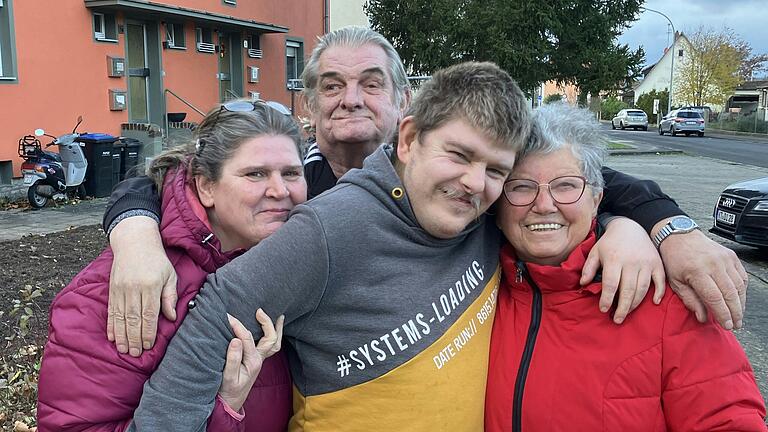 Manchmal nehmen sie einander in den Arm, manchmal auch auf den Arm: Diese Bewohner des vorderen Galgenwasens sind eine gute Gemeinschaft. Von links: Hannelore Brandt, Wolfgang Schermer, Tobias Brandt und Hildegard Sauer.