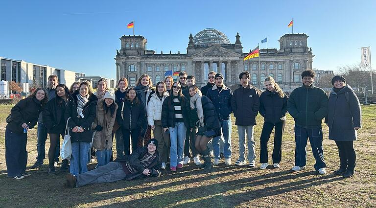 Die Gruppe zusammen mit ihren Lehrkräften German Bertele und Eva Burkard vor dem Reichstagsgebäude. Die Gruppe zusammen mit ihren Lehrkräften German Bertele und Eva Burkard vor dem Reichstagsgebäude.