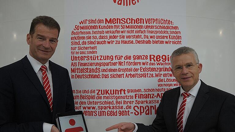 Ein zufriedenstellendes Geschäftsjahr 2017 bilanzierten für die Sparkasse Bad Kissingen Vorstandsvorsitzender Roland Friedrich (rechts) und Vorstandsmitglied Michael Rendl.