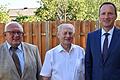 Herbert Mittelheuser feierte am Dienstag seinen 95. Geburtstag in Haßfurt. Dazu gratulierten auch der stellvertretende Landrat Michael Ziegler (rechts) sowie Stadtrat Norbert Geier (links).