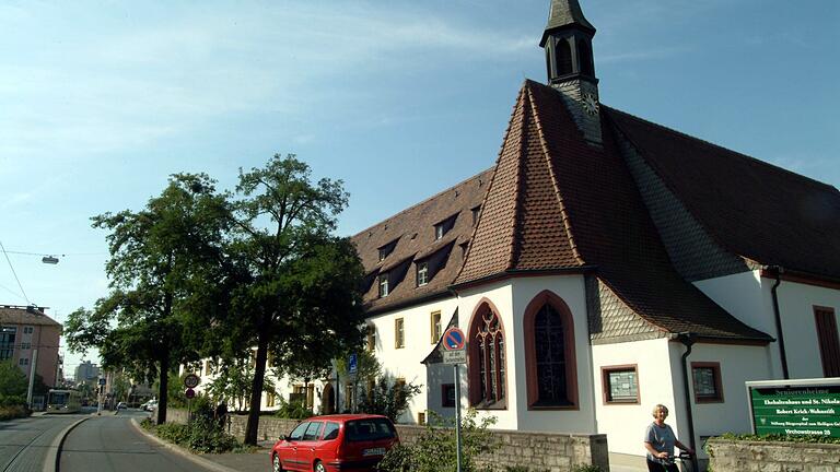 Das Ehehaltenhaus in Würzburg mit seinem markanten Wahrzeichen, der St. Nikolaus-Kapelle.