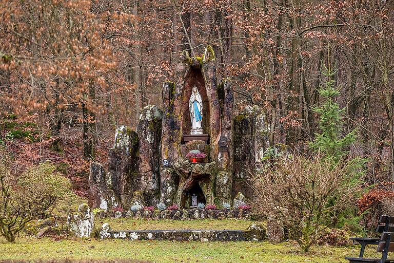 Seit über 80 Jahren ist die Mariengrotte mit der nach den Erscheinungen in Lourdes dargestellten Madonna ein Ort der Ruhe und des Gebets. Die Grotte sieht man gleich zu Beginn der kleinen Wandertour.