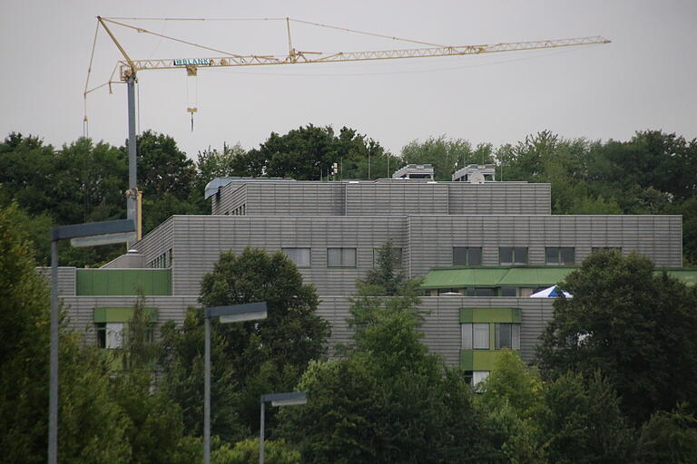 Die Baustelle Klinik Kitzinger Land im Sommer 2017 von den Marshall Heights aus gesehen.