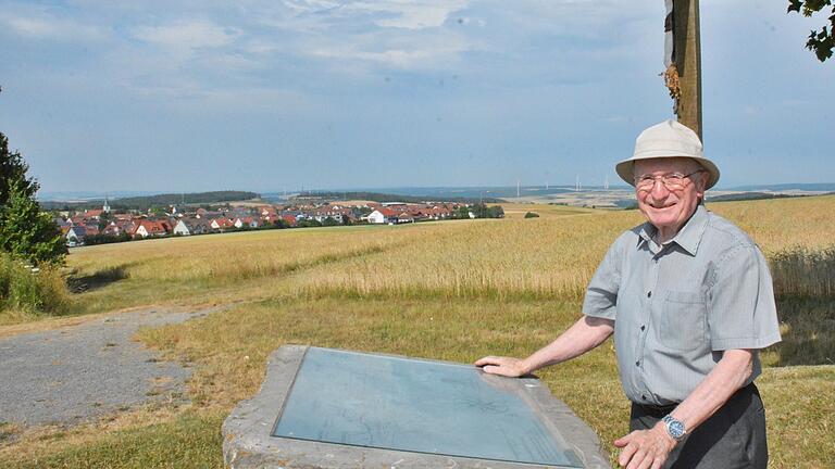 In Rödelmaier feiert Prälat Bernold Rauch am Dienstag seinen 80. Geburtstag. Sein Lieblingsplatz ist dieser Bereich am Aussichtspunkt 'Fleck'. Von hier aus hat der Jubilar einen weiten Blick auf die Rhön, das Thüringer Land bis hin zu den Gleichbergen und ins Grabfeld.