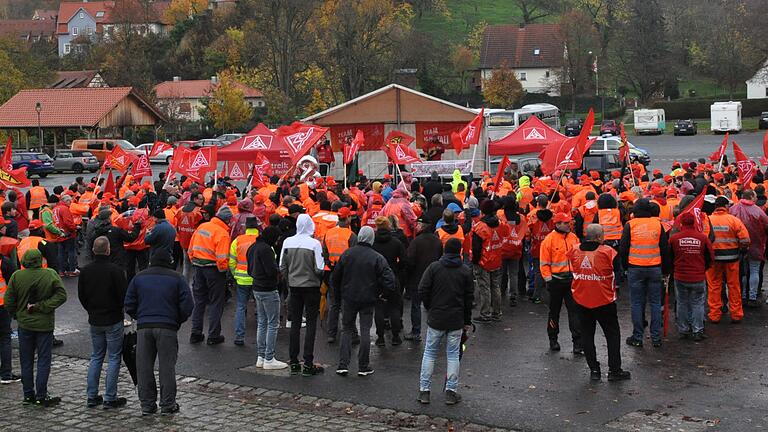 Rund 500 Streikende versammelten sich am Donnerstag auf dem Bleichdamm im Königsberg.