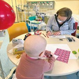 Kunsttherapeutin und Erzieherin Diana Sellmann (rechts) malt mit einer jungen Patientin (links). Kunsttherapeutin und Erzieherin Diana Sellmann (rechts) malt mit einer jungen Patientin (links).