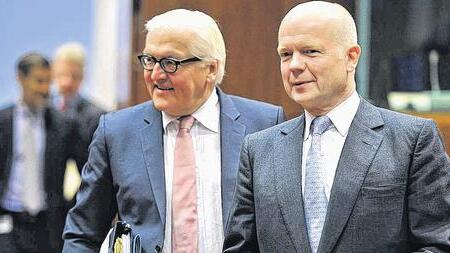 Reaktion auf Referendum: Die EU hat nach der Abstimmung über eine Abspaltung der Ostukraine ihre Sanktionen gegen Russland verschärft. Außenminister Frank-Walter Steinmeier (links) – hier im Bild mit seinem britischen Amtskollegen William Hague – sprach sich für einen „Brückenschlag über alle Lager hinweg“ aus. Reaktion auf Referendum: Die EU hat nach der Abstimmung über eine Abspaltung der Ostukraine ihre Sanktionen gegen Russland verschärft. Außenminister Frank-Walter Steinmeier (links) – hier im Bild mit seinem britischen Amtskollegen William Hague – sprach sich für einen „Brückenschlag über alle Lager hinweg“ aus.