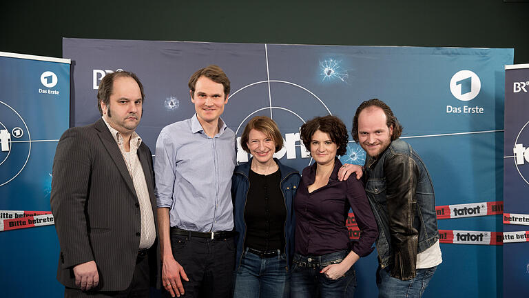 Das Team des Franken-Tatorts       -  Am 12. April 2015 wird der erste Franken-Tatort in der ARD ausgestrahlt. 'Der Himmel ist ein Platz auf Erden', so der Name des Krimistreifens, spielt in Nürnberg und Erlangen. 

Der fränkische Kabarettist Matthias Egersdörfer (von links nach rechts) spielt Michael Schatz, Leiter der Spurensicherung. Der Hambuger Fabian Hinrichs ist Hauptkommissar Felix Voss. Ost-Berlinerin Dagmar Menzel verkörpert die Hauptkommissarin Paula Ringelhan, Co-Leiterin der Mordkommission Franken. Die gebürtige Fränkin Eli Wasserscheid aus Bamberg spielt die Kommissarin Wanda Goldwasser. Der Hofer Schauspieler Andreas Leopold Schadt ist Kommissar Sebastian Fleischer.

In dieser Fotostrecke stellen wir Ihnen die Schauspieler vor.