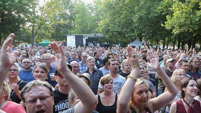 Klatschen, singen, schwitzen: Der starke Auftritt der Hooters in Volkach ließ niemand kalt. Klatschen, singen, schwitzen: Der starke Auftritt der Hooters in Volkach ließ niemand kalt.