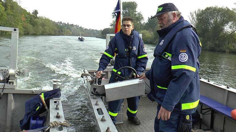 Das Schleppen längsseits, also wenn einem manövrierunfähigen Boot geholfen werden muss, war auch Bestandteil der Übung. Das Schleppen längsseits, also wenn einem manövrierunfähigen Boot geholfen werden muss, war auch Bestandteil der Übung.