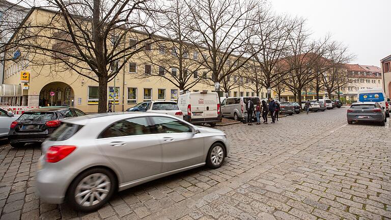 Der Paradeplatz hinterm Dom mit der jetzigen Post. Die 'Paradepost' soll zu großen Teilen abgerissen werden, an ihrer Stelle soll das neue Hotel entstehen. Der Paradeplatz hinterm Dom mit der jetzigen Post. Die 'Paradepost' soll zu großen Teilen abgerissen werden, an ihrer Stelle soll das neue Hotel entstehen.