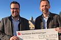 Der Präsident des Rotary-Clubs Bad Kissingen, Philipp Cramer (rechts), überreicht dem  Vorsitzenden des Vereins  Max-Armbrecht-Leukämiehilfe, Nicolas Sauer, den symbolischen Spendenscheck.       -  Der Präsident des Rotary-Clubs Bad Kissingen, Philipp Cramer (rechts), überreicht dem  Vorsitzenden des Vereins  Max-Armbrecht-Leukämiehilfe, Nicolas Sauer, den symbolischen Spendenscheck.