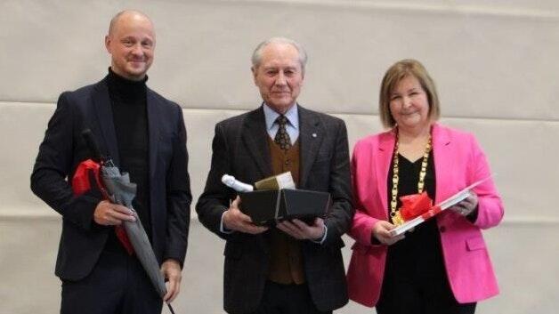 Bürgermeisterin Rosi Schraud mit dem geehrten Hans Neugebauer (Mitte) und dem 2. Bürgermeister Tobi Grimm. Bürgermeisterin Rosi Schraud mit dem geehrten Hans Neugebauer (Mitte) und dem 2. Bürgermeister Tobi Grimm.