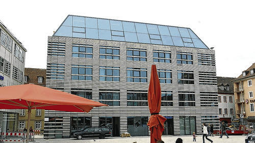 Jetzt geht's los: Der ob seiner Gestaltung und Größe teils heftig kritisierte Forum-Bau der VR-Bank auf dem Marktplatz wird am Donnerstag offiziell eröffnet. Der Bauherr setzt auf einen Stimmungswandel, spätestens, wenn die Marktplatz-Sanierung abgeschlossen ist. Jetzt geht's los: Der ob seiner Gestaltung und Größe teils heftig kritisierte Forum-Bau der VR-Bank auf dem Marktplatz wird am Donnerstag offiziell eröffnet. Der Bauherr setzt auf einen Stimmungswandel, spätestens, wenn die Marktplatz-Sanierung abgeschlossen ist.