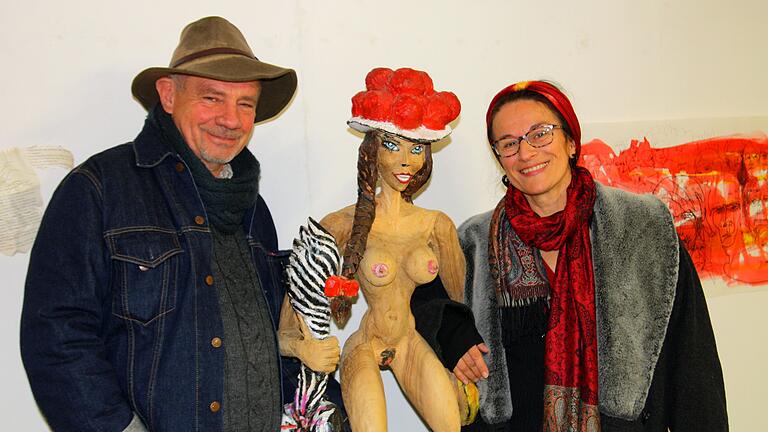  „Donna Tella“ posiert zwischen Hagga Bühler und Christiane Gaebert mit Stinktier in der Körperhaltung von Donatellos siegreichem David. „Donna Tella“ posiert zwischen Hagga Bühler und Christiane Gaebert mit Stinktier in der Körperhaltung von Donatellos siegreichem David.