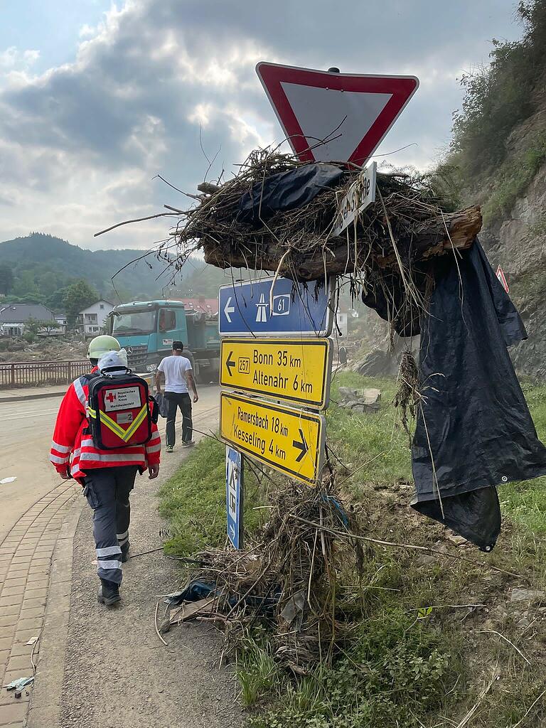 Dieses Foto zeigt anschaulich, wie hoch die Wassermassen durch das Tal flossen – an vielen Stellen blieb Treibgut zurück. Dieses Foto zeigt anschaulich, wie hoch die Wassermassen durch das Tal flossen – an vielen Stellen blieb Treibgut zurück.