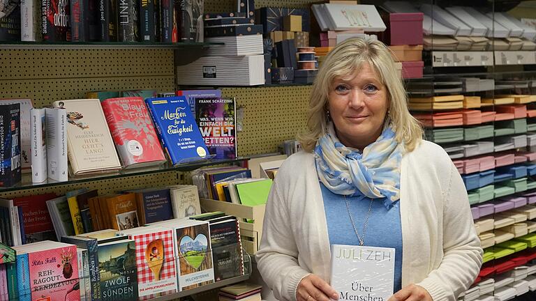 Erst war sie Angestellte, jetzt ist sie die Chefin. Cornelia Irmscher im Buchladen und Büromarkt Rauscher. Erst war sie Angestellte, jetzt ist sie die Chefin. Cornelia Irmscher im Buchladen und Büromarkt Rauscher.