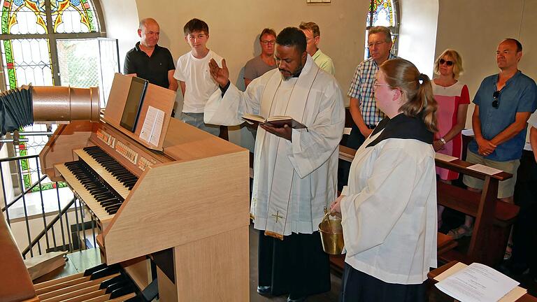 Kaplan Louis Odidi vom Pastoralen Raum Bergtheim-Fährbrück segnet die neue Orgel in der Püssensheimer Kirche Allerheiligen. Der 15-jährige Paul Möller (Zweiter von links) zeigte sein Können als Orgelspieler und was in der Viscount-Orgel steckt. Kaplan Louis Odidi vom Pastoralen Raum Bergtheim-Fährbrück segnet die neue Orgel in der Püssensheimer Kirche Allerheiligen. Der 15-jährige Paul Möller (Zweiter von links) zeigte sein Können als Orgelspieler und was in der Viscount-Orgel steckt.