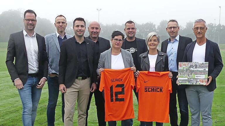 Mit Trikots der „Schick-Auswahl“ erinnerte Rüdiger Fehr vom FC 06 Bad Kissingen an das Benefizspiel. Über die hohe Spende freuten sich (vorne v. l.): die beiden Geschäftsführer der Anton Schick GmbH, Stefan Falkenberg und Markus Schmitt, Doreen Kr... - Mit Trikots der „Schick-Auswahl“ erinnerte Rüdiger Fehr vom FC 06 Bad Kissingen an das Benefizspiel. Über die hohe Spende freuten sich (vorne v. l.): die beiden Geschäftsführer der Anton Schick GmbH, Stefan Falkenberg und Markus Schmitt, Doreen Krambo, Carmen Urban, Edgar Endres (Geschäftsführer Anton Schick GmbH) sowie (hinten v. l. ) Steffen Krambo, Rüdiger Fehr, Anton Schick und Timo Krambo. Mit Trikots der „Schick-Auswahl“ erinnerte Rüdiger Fehr vom FC 06 Bad Kissingen an das Benefizspiel. Über die hohe Spende freuten sich (vorne v. l.): die beiden Geschäftsführer der Anton Schick GmbH, Stefan Falkenberg und Markus Schmitt, Doreen Kr... - Mit Trikots der „Schick-Auswahl“ erinnerte Rüdiger Fehr vom FC 06 Bad Kissingen an das Benefizspiel. Über die hohe Spende freuten sich (vorne v. l.): die beiden Geschäftsführer der Anton Schick GmbH, Stefan Falkenberg und Markus Schmitt, Doreen Krambo, Carmen Urban, Edgar Endres (Geschäftsführer Anton Schick GmbH) sowie (hinten v. l. ) Steffen Krambo, Rüdiger Fehr, Anton Schick und Timo Krambo.