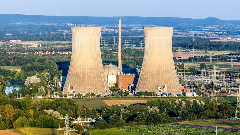 So lief die Sprengung der Kühltürme des AKW Grafenrheinfeld am 16.8.2024 Schritt für Schritt ab.