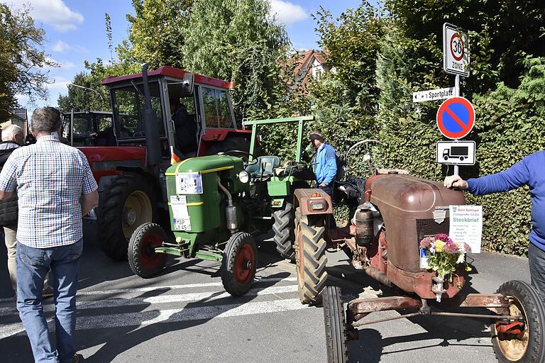 Saatmarkt mit Schleppertreffen in Remlingen. Mehr als 40 Verkaufsstände und viel Informationen in den bunt geschmückten Höfen und Gassen Saatmarkt mit Schleppertreffen in Remlingen. Mehr als 40 Verkaufsstände und viel Informationen in den bunt geschmückten Höfen und Gassen
