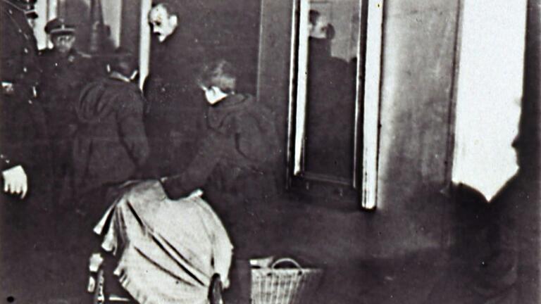Vor der ersten Deportation: Ferdinand und Friedrich Selig gehen mit ihrem Vater im November 1941 in der Schrannenhalle mit ihrem Gepäck zur Kontrolle Vor der ersten Deportation: Ferdinand und Friedrich Selig gehen mit ihrem Vater im November 1941 in der Schrannenhalle mit ihrem Gepäck zur Kontrolle